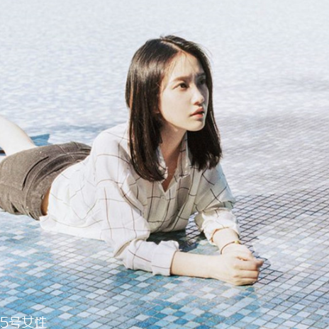 齊肩直發(fā)染什么顏色好看？簡(jiǎn)單好看的齊肩發(fā)扎法