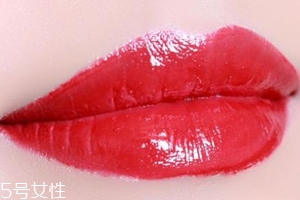 怎么涂口紅不顯唇紋？關(guān)鍵是做好打底