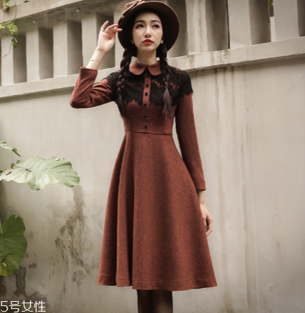 中長(zhǎng)款連衣裙怎么搭配？新年聚餐的首選穿搭