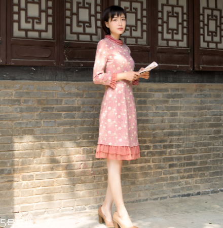 中長(zhǎng)款連衣裙怎么搭配？新年聚餐的首選穿搭