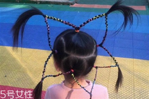 小女孩五角星辮子發(fā)型扎法 清純俏皮超可愛 小女孩五角星辮子發(fā)型扎法 清純俏皮超可愛