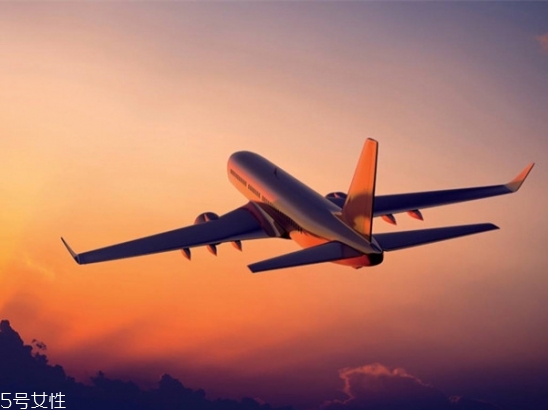 直發(fā)怎么弄卷發(fā)？直發(fā)夾板可以弄內(nèi)扣