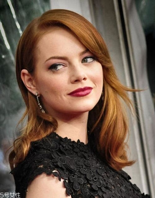 小波浪卷發(fā)怎么打理？焦糖色頭發(fā)超百搭