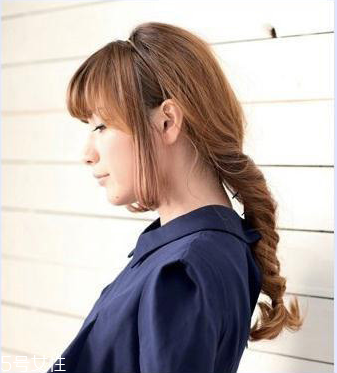 冬天戴帽子怎么扎頭發(fā)好？法式魚骨辮編發(fā)很特別