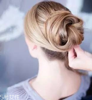 冬天系圍巾怎么扎頭發(fā)？適合搭配羽絨服的發(fā)型