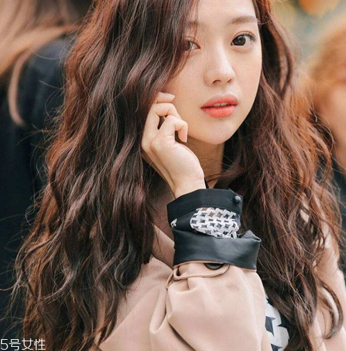 小波浪卷發(fā)怎么打理？焦糖色頭發(fā)超百搭