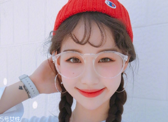 冬天戴帽子怎么扎頭發(fā)好？法式魚骨辮編發(fā)很特別