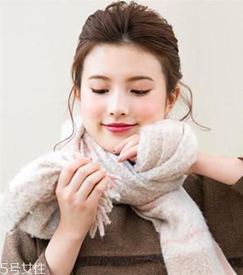 冬天系圍巾怎么扎頭發(fā)？適合搭配羽絨服的發(fā)型