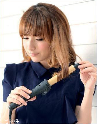 冬天戴帽子怎么扎頭發(fā)好？法式魚骨辮編發(fā)很特別