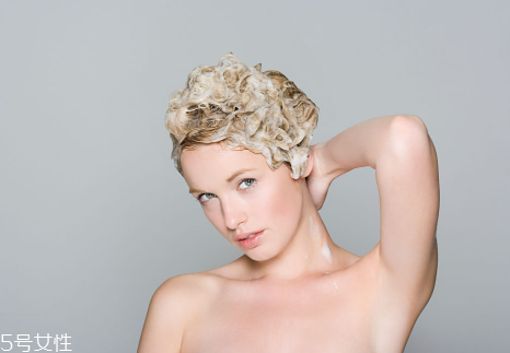 怎么用洗發(fā)水不會(huì)脫發(fā)？拯救掉發(fā)星人