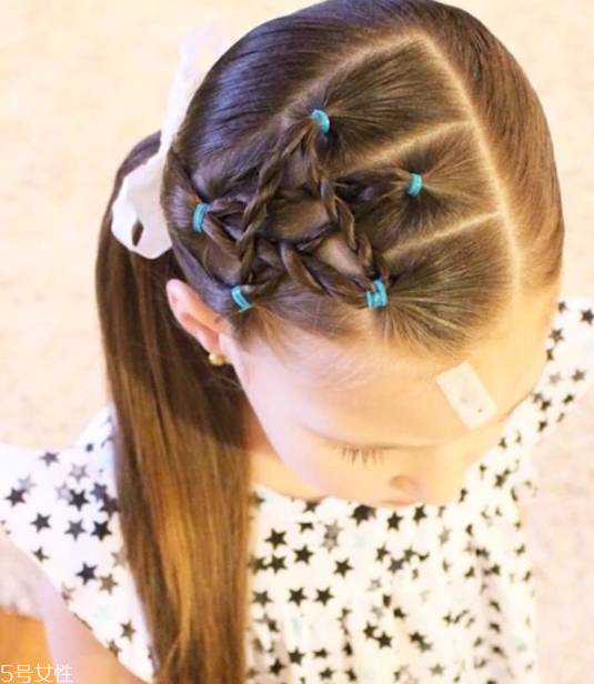 小女孩五角星辮子發(fā)型扎法 清純俏皮超可愛 小女孩五角星辮子發(fā)型扎法 清純俏皮超可愛