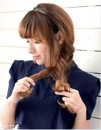 冬天戴帽子怎么扎頭發(fā)好？法式魚骨辮編發(fā)很特別