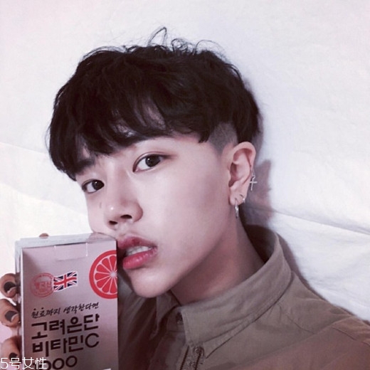 2022最流行發(fā)型顏色男生？男生潮流發(fā)型