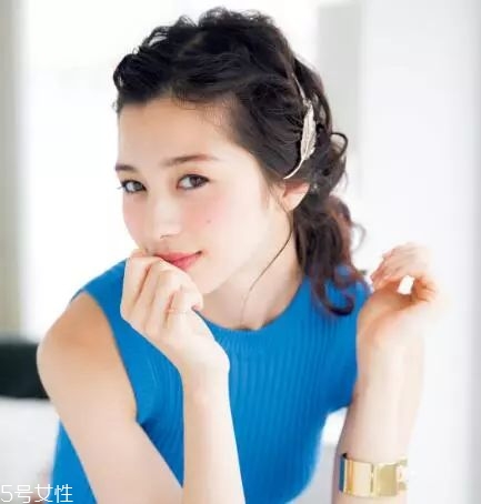 女生冬天長(zhǎng)發(fā)怎么編好看？長(zhǎng)發(fā)妹紙才懂得的痛