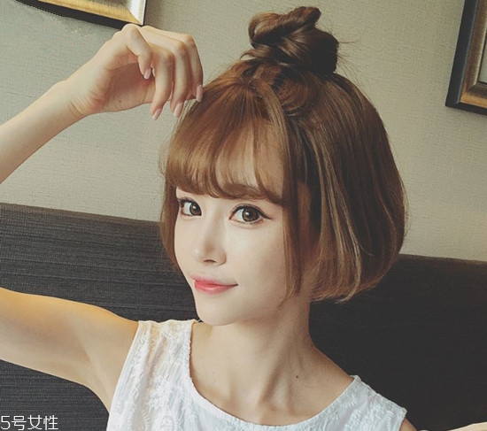 小波浪卷發(fā)怎么打理？焦糖色頭發(fā)超百搭