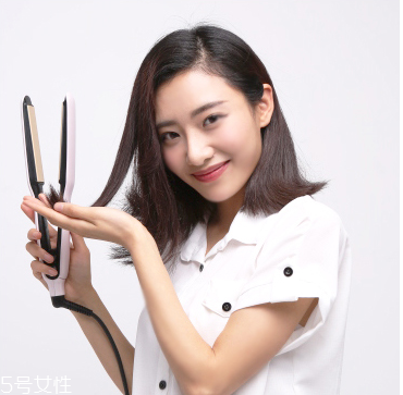 直發(fā)怎么弄卷發(fā)？直發(fā)夾板可以弄內(nèi)扣