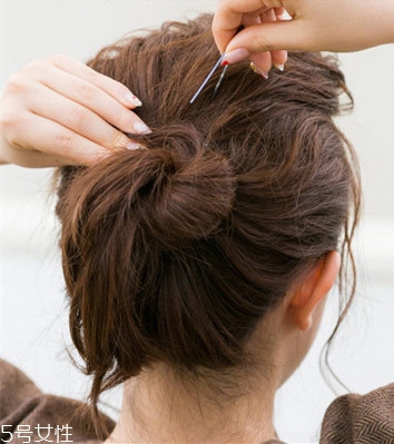冬天系圍巾怎么扎頭發(fā)？適合搭配羽絨服的發(fā)型