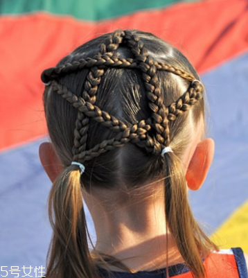 小女孩五角星辮子發(fā)型扎法 清純俏皮超可愛 小女孩五角星辮子發(fā)型扎法 清純俏皮超可愛
