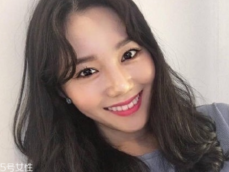 凌亂小卷中長發(fā)怎么弄好看？超美的凌亂小卷中長發(fā)