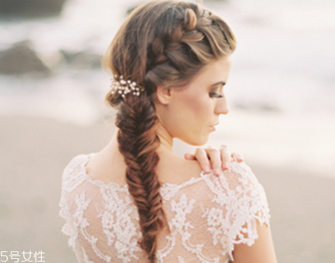 冬天戴帽子怎么扎頭發(fā)好？法式魚骨辮編發(fā)很特別