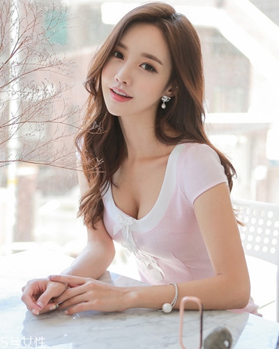 小個(gè)子女生適合什么發(fā)型？蓬松隨意效果