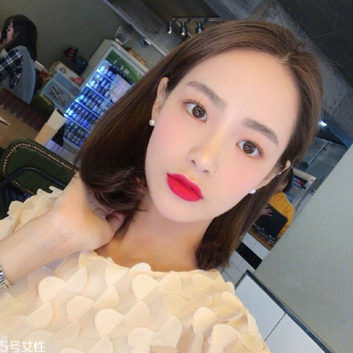 齊肩直發(fā)染什么顏色好看？簡(jiǎn)單好看的齊肩發(fā)扎法