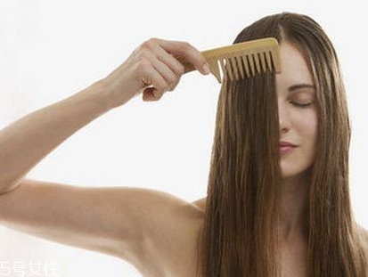 冬天頭發(fā)油得很快怎么辦？頭發(fā)不要洗太勤