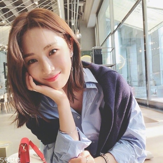 齊肩直發(fā)染什么顏色好看？簡(jiǎn)單好看的齊肩發(fā)扎法