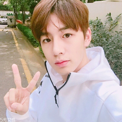 2022最流行發(fā)型顏色男生？男生潮流發(fā)型