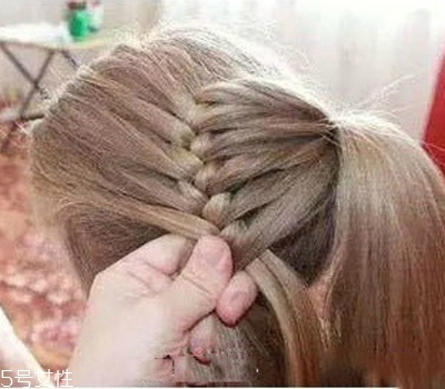 小女孩扎什么頭發(fā)好看？小公主發(fā)型大全