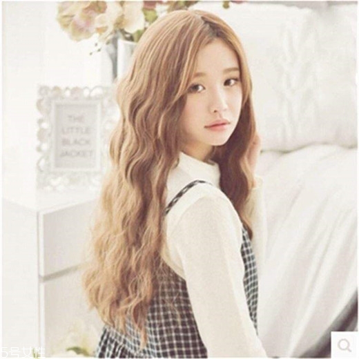 小波浪卷發(fā)怎么打理？焦糖色頭發(fā)超百搭