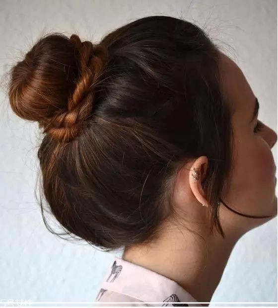 冬天系圍巾怎么扎頭發(fā)？適合搭配羽絨服的發(fā)型