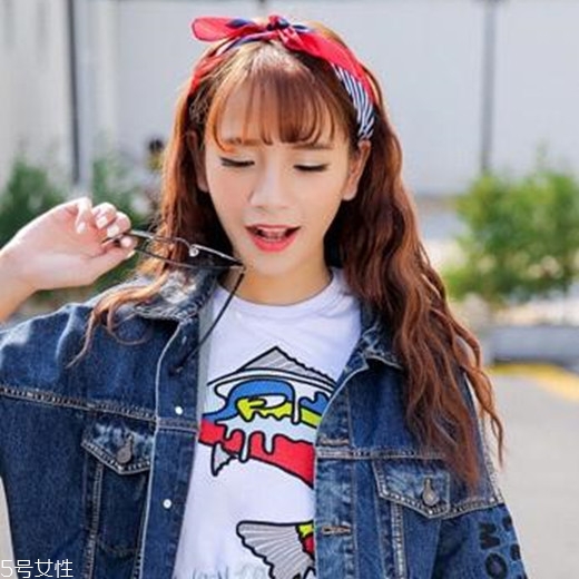 小波浪卷發(fā)怎么打理？焦糖色頭發(fā)超百搭