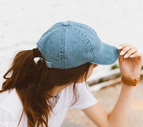 戴棒球帽適合什么發(fā)型？一分鐘學會15種新發(fā)型