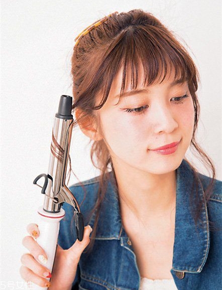 冬天系圍巾怎么扎頭發(fā)？適合搭配羽絨服的發(fā)型