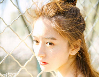 2022最流行的發(fā)色顯白？不同膚色適合不同發(fā)色