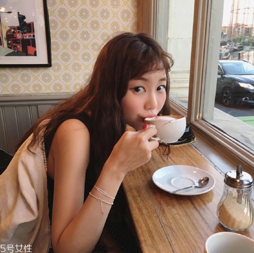 小波浪卷發(fā)怎么打理？焦糖色頭發(fā)超百搭