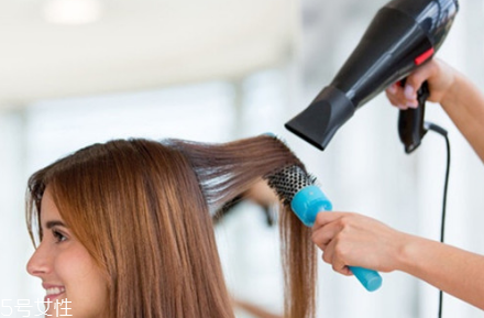 頭發(fā)干燥用什么洗發(fā)水好？讓你持久柔順