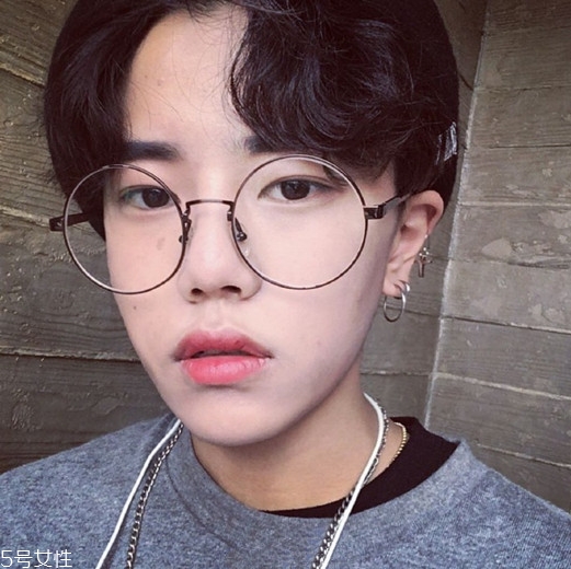 2022最流行發(fā)型顏色男生？男生潮流發(fā)型