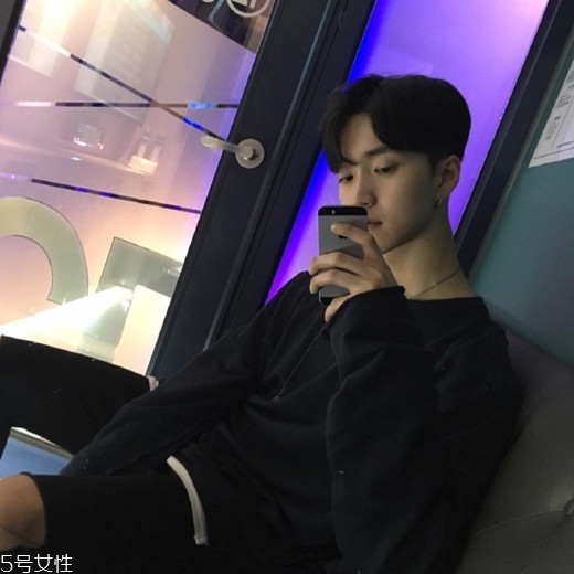 2022最流行發(fā)型顏色男生？男生潮流發(fā)型