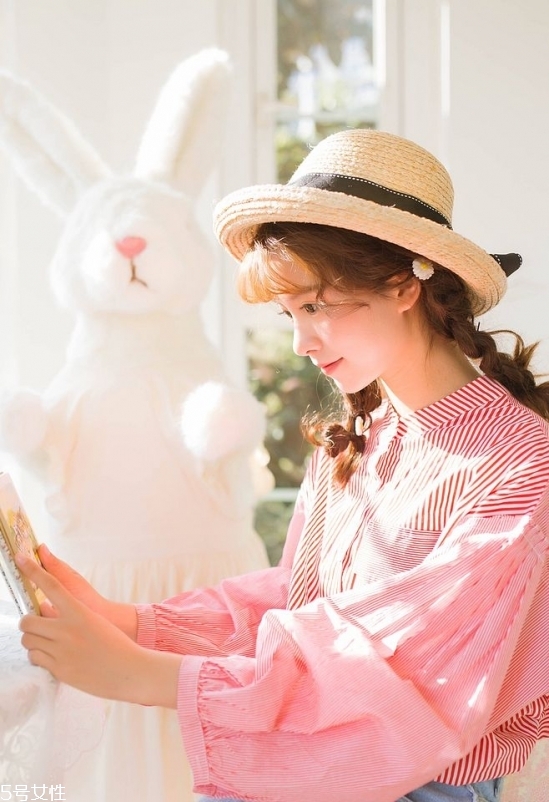 2018冬天流行什么發(fā)色？簡(jiǎn)單漂亮的披肩發(fā)