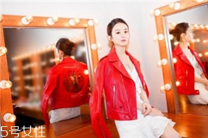 紅色皮衣怎么搭配好看？既能?？嵊职珈n