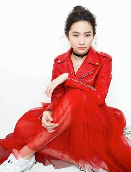 紅色皮衣怎么搭配好看？既能?？嵊职珈n