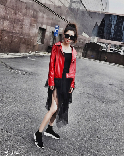 紅色皮衣怎么搭配好看？既能耍酷又扮靚