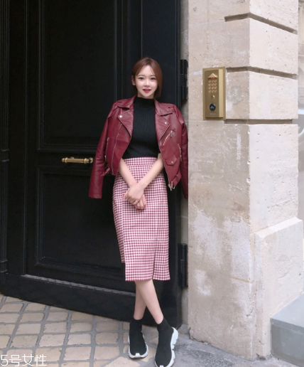 紅色皮衣怎么搭配好看？既能?？嵊职珈n