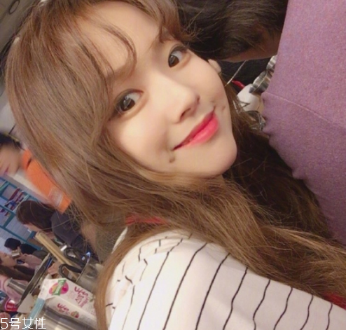 秋冬適合什么顏色的頭發(fā)？再燙個卷發(fā)更秋冬