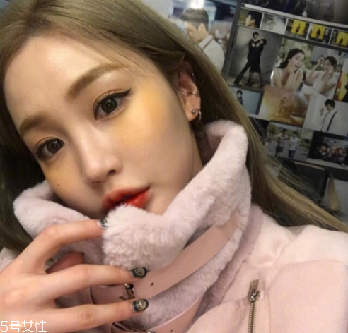 秋冬適合什么顏色的頭發(fā)？再燙個卷發(fā)更秋冬