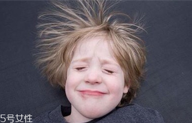 頭發(fā)靜電多是怎么回事？頭發(fā)容易油不是濕氣重