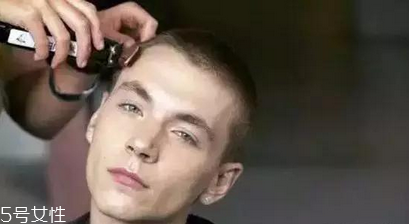 男生頭發(fā)稀疏適合什么發(fā)型？圓形劉海很好看