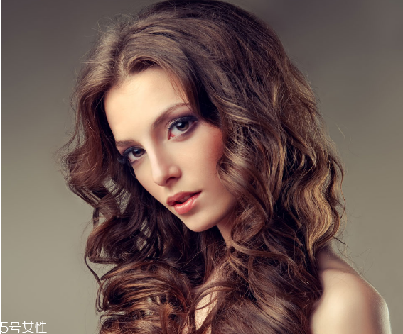 秋冬適合什么顏色的頭發(fā)？再燙個卷發(fā)更秋冬